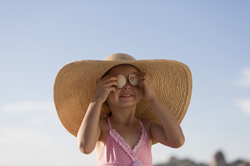 Criança com chapéu para proteção solar